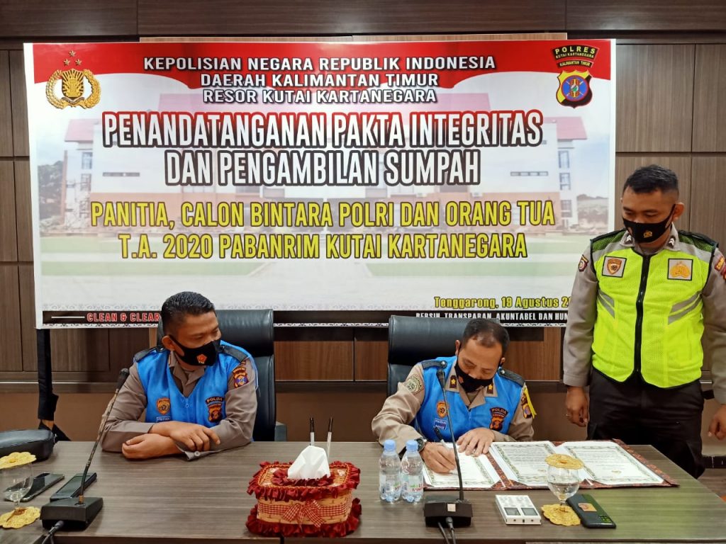 Polres Kukar Laksanakan Penandatanganan Pakta Integritas dan Pengambilan Sumpah Seleksi Bintara Polri T.A. 2020 22 4