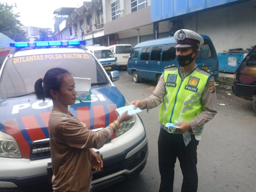 Ditlantas Polda Kaltim Bagikan Masker kepada Masyarakat Guna Cegah Penyebaran Covid-19 23 2