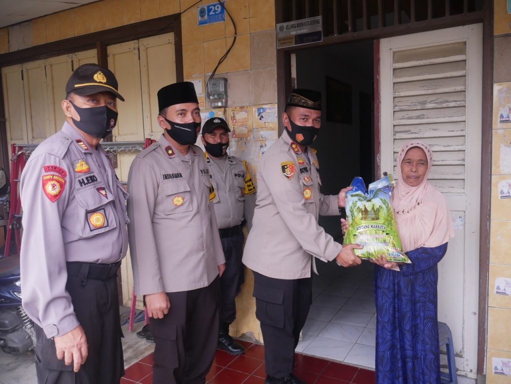 Gerakan Bhakti Sosial Polri Peduli Covid-19, Kapolres Bontang Bagikan Sembako Secara Door To Door 3 1