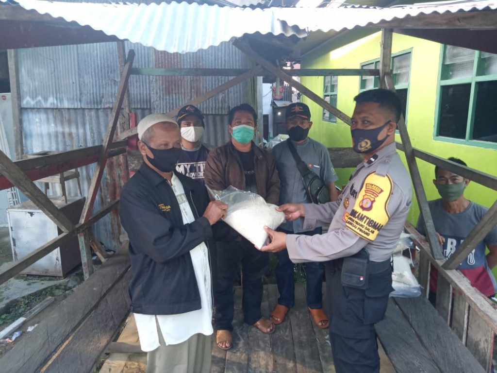 Bhabinkamtibmas Polsek Sungai Pinang Bersama Kelurahan Supida Gelar Bakti Sosial kepada Warga Terdampak Covid 5 11
