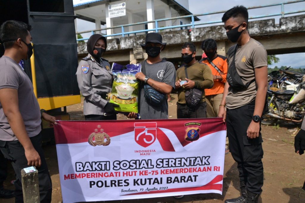 Bakti Sosial Serentak, Polres Kubar Bagikan Ratusan Paket Sembako kepada Warga Terdampak Covid-19 5 6