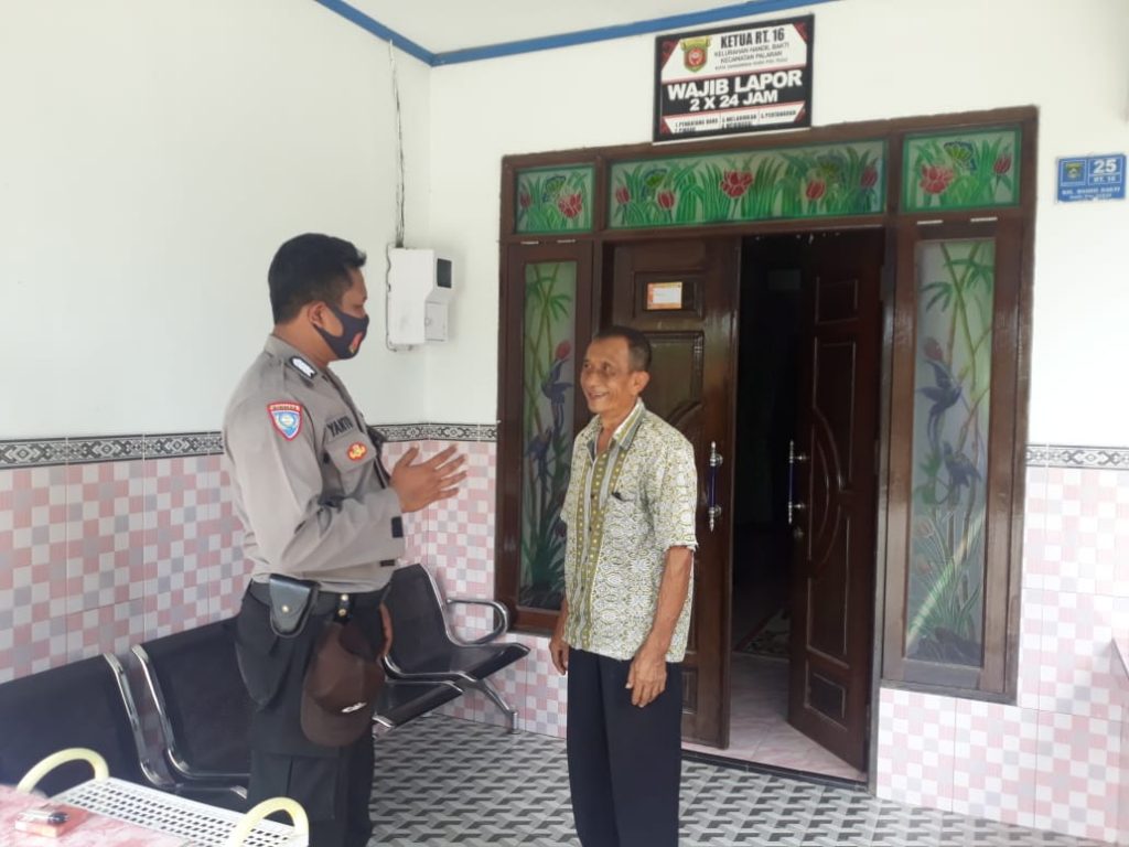 Laksanakan Sambang Secara Door To Door, Bhabinkamtibmas Polsek Palaran Beri Himbauan Terkait Protokol Kesehatan 1 6