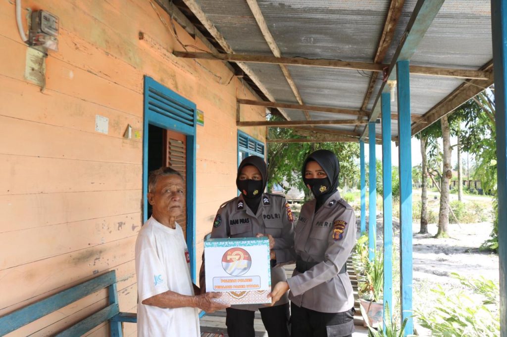 Peringati HUT Polwan ke 72, Polwan Polres PPU Gelar Bakti Sosial kepada Warga Kurang Mampu dan Terdampak Covid-19 7 6