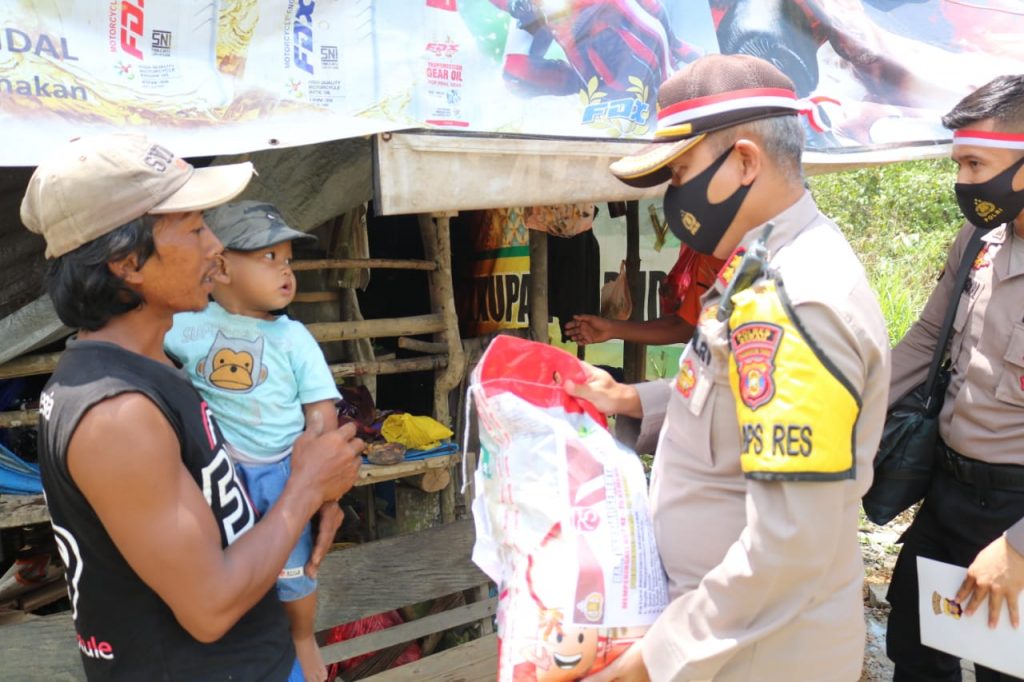 Peringati HUT RI ke-75, Polres Berau Bagikan Ratusan Paket Sembako Kepada Warga Terdampak Covid-19 8 9
