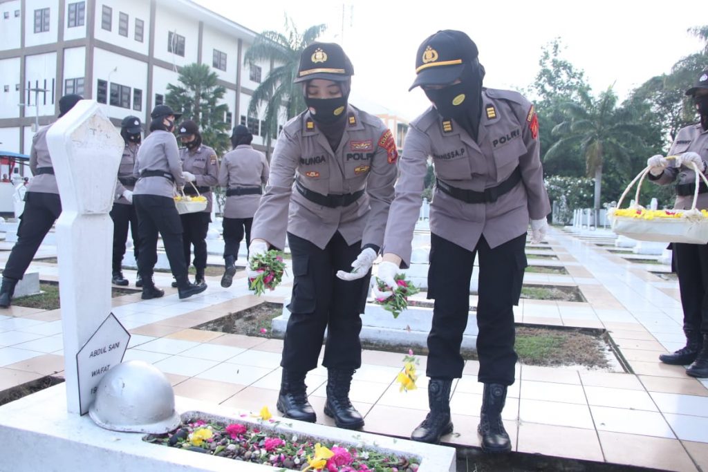 Peringati Hari Polwan ke-74, Polwan Polresta Samarinda Ziarah ke Taman Makam Pahlawan 9 12