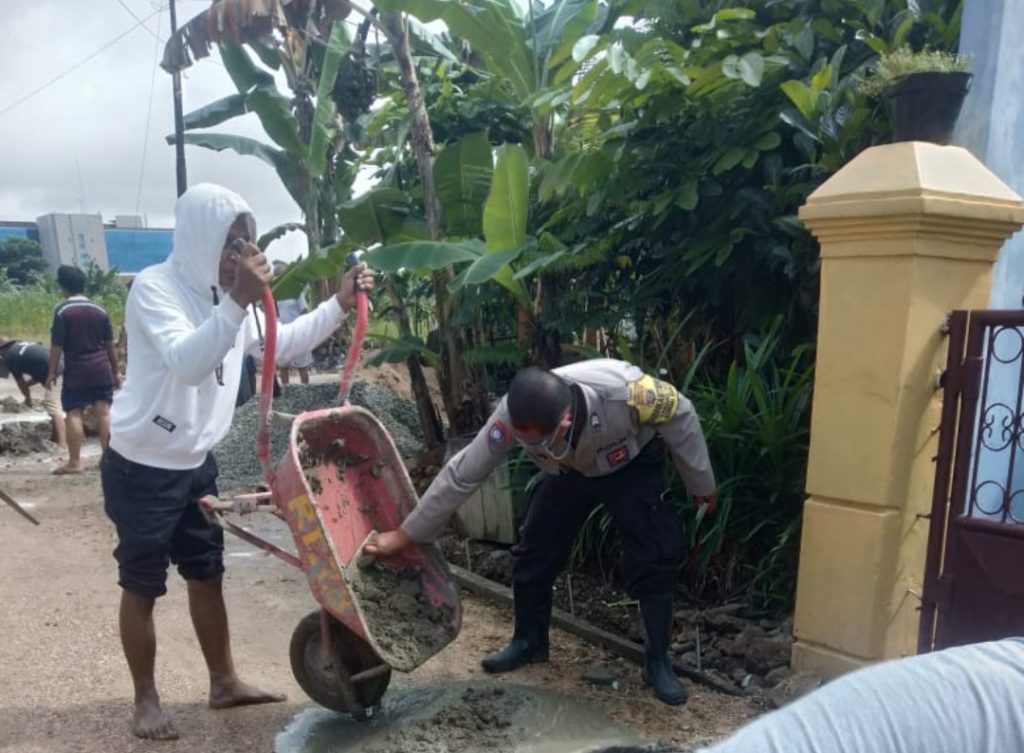 Peduli Lingkungan, Bhabinkamtibmas Polsek Sungai Kunjang Kerja Bakti Bersama Warga 9 2