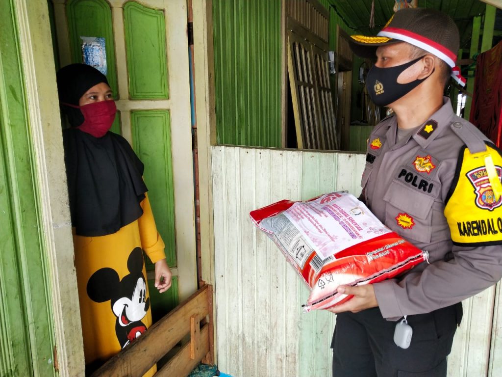 Peringati HUT RI ke-75, Polres Berau Bagikan Ratusan Paket Sembako Kepada Warga Terdampak Covid-19 1 9 8