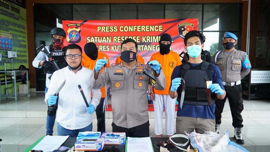 Ungkap Kasus Percobaan Perampokan Toko Emas di Kukar, Polisi Berhasil Amankan Tiga Pelaku WhatsApp Image 2020 08 01 at 11.20.02 AM