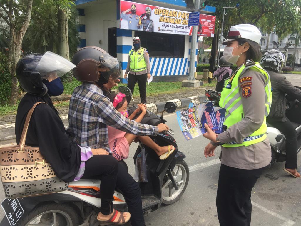 Ops Patuh 2020, Ditlantas Polda Kaltim Berikan Masker dan Edukasi Masyarakat Terkait Adaptasi Kebiasaan Baru WhatsApp Image 2020 08 05 at 12.36.53 PM