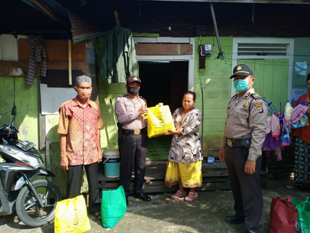 Peduli Warga Terdampak Covid-19, Bhabinkamtibmas di Samarinda Berikan Bantuan Sembako WhatsApp Image 2020 08 06 at 7.41.54 PM