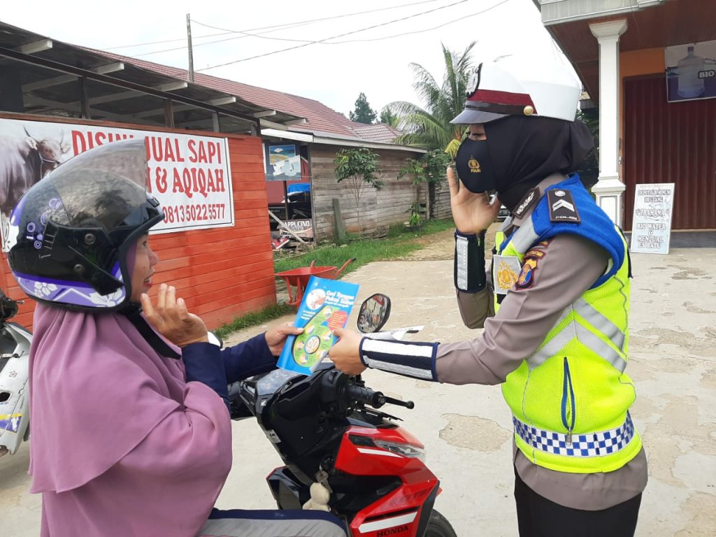 Satlantas Polres Kukar Sosialisasikan Adaptasi Kebiasaan Baru Kepada Pengendara Bermotor WhatsApp Image 2020 08 07 at 8.26.27 AM