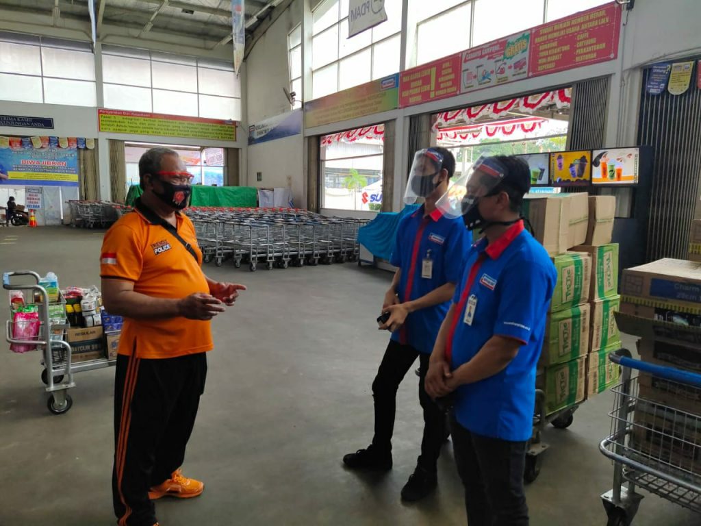 Sambangi Pusat Perbelanjaan, Bhabinkamtibmas Sempaja Sampaikan Himbauan Protokol Kesehatan WhatsApp Image 2020 08 08 at 8.24.17 AM