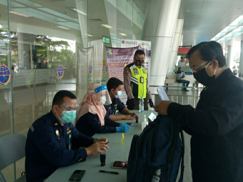 Cegah Penyebaran Covid-19, Polsek Sungai Pinang Monitoring Penerapan Protokol Kesehatan di Bandara WhatsApp Image 2020 08 08 at 8.25.21 AM