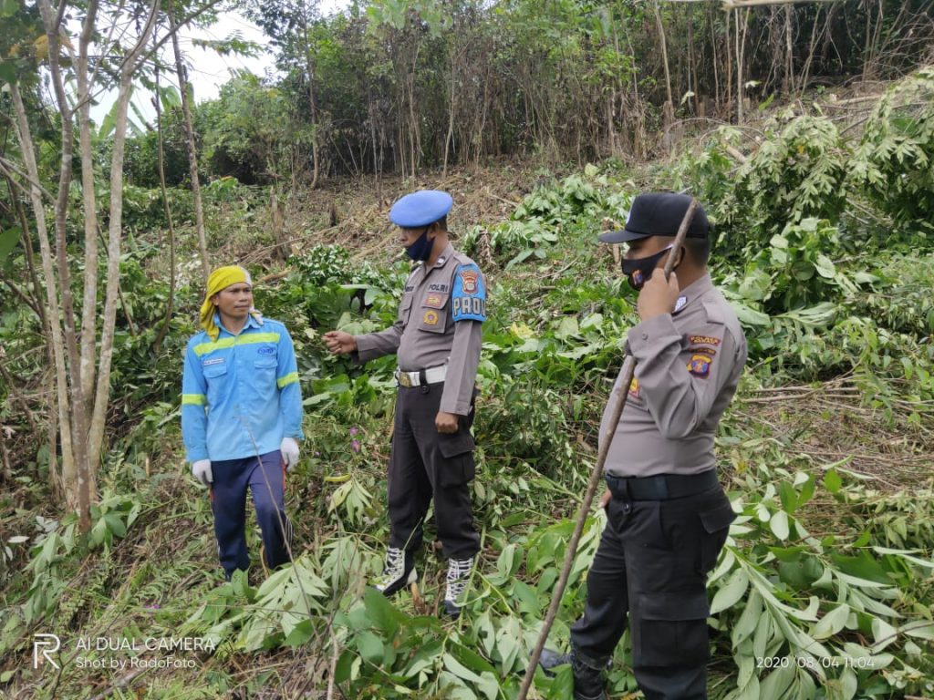Antisipasi Karhutla, Polsek Gunung Tabur Tingkatkan Patroli dan Sosialisasi Kepada Warga WhatsApp Image 2020 08 09 at 11.16.30 AM