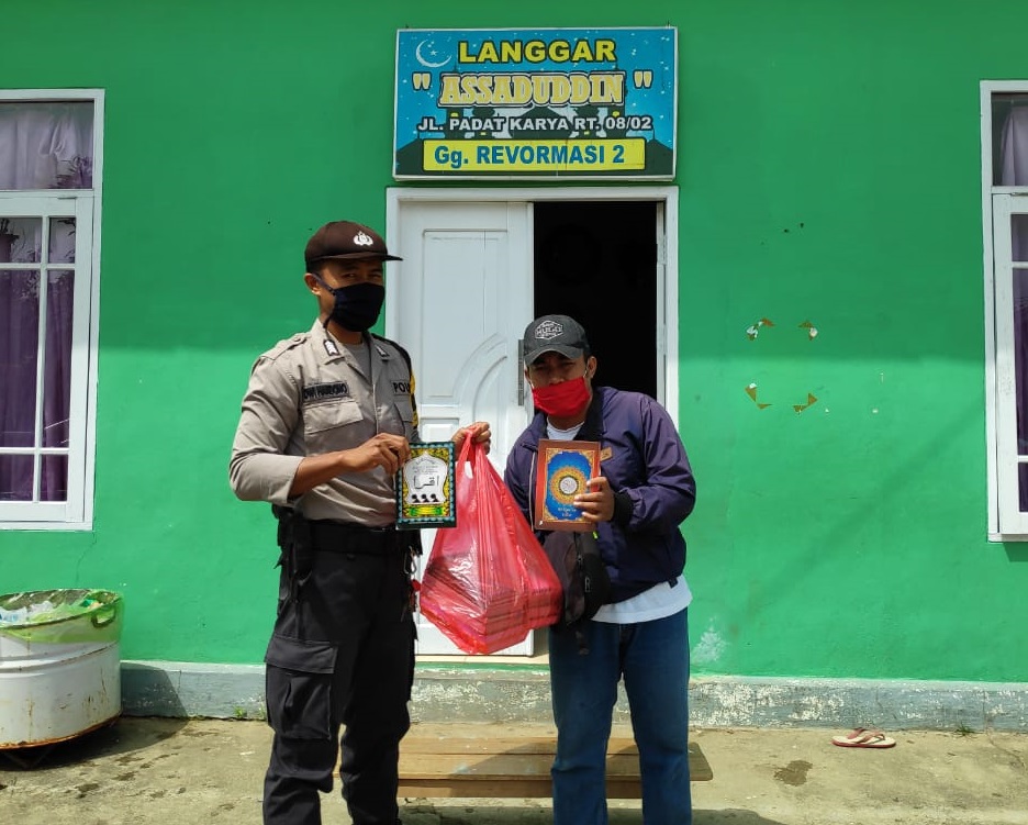 Bentuk Kepedulian, Bhabinkamtibmas Loa Duri Ulu Berikan Bantuan Perlengkapan Mengaji di TPA Langgar Assaduddin WhatsApp Image 2020 08 13 at 9.39.42 AM