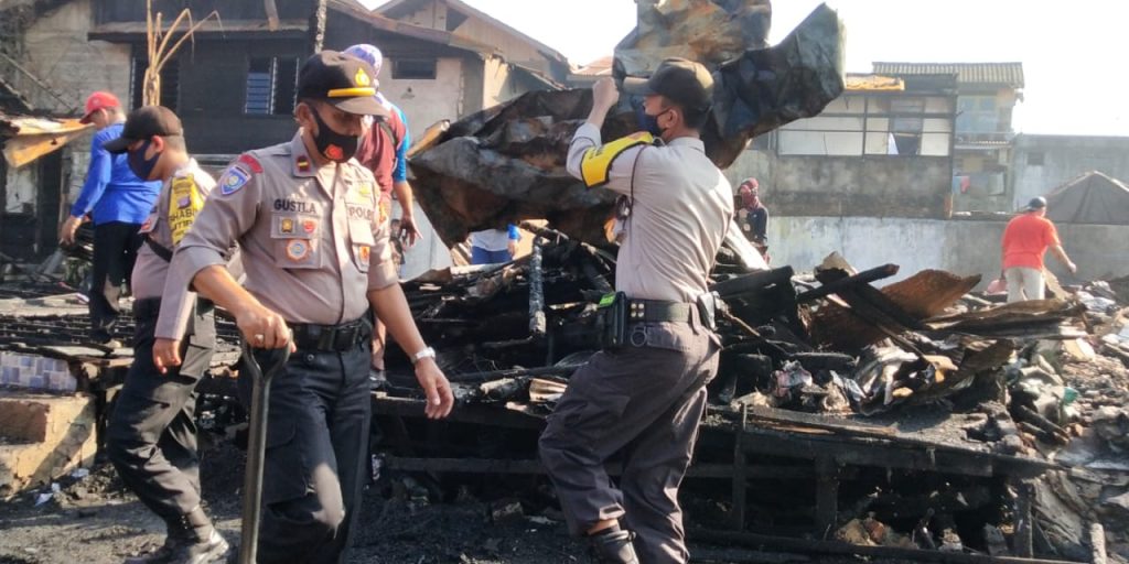 Polisi, TNI dan Warga Sungai Pinang Samarinda Gotong Royong Bersihkan Puing Kebakaran WhatsApp Image 2020 08 15 at 08.27.15