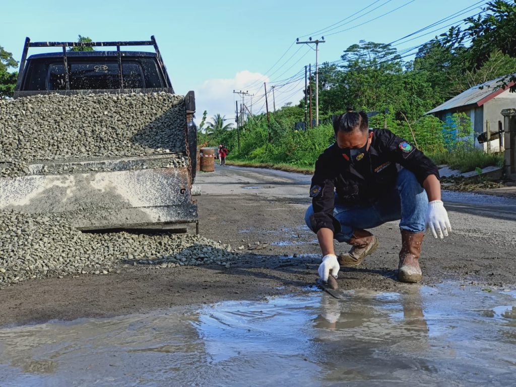 Gotong Royong Bersama Warga, Polres Kukar Tambal Jalan Berlubang WhatsApp Image 2020 08 18 at 16.05.01