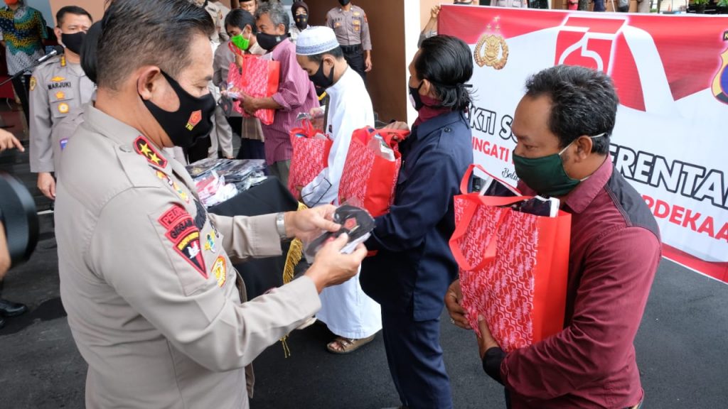 Peringati HUT Kemerdekaan RI Ke-75, Polda Kaltim Gelar Bakti Sosial Serentak WhatsApp Image 2020 08 19 at 10.53.11 AM