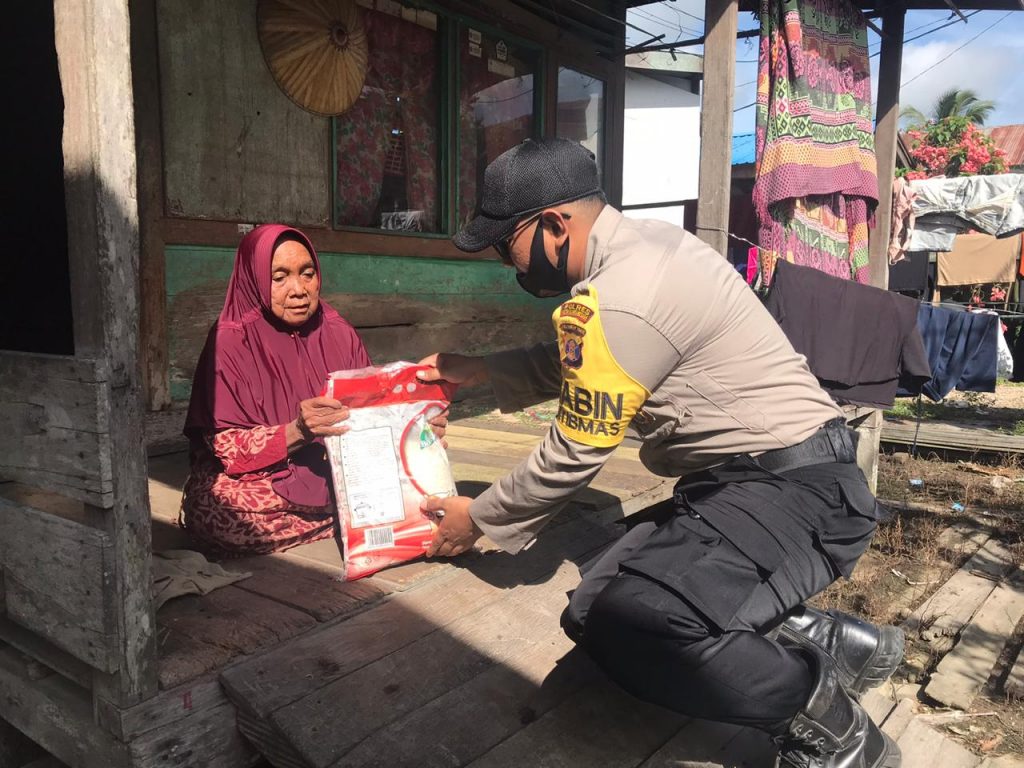 Bakti Sosial Polri, Polsek Kenohan Berikan Bantuan Kepada Warga Kurang Mampu WhatsApp Image 2020 08 19 at 11.57.23 AM