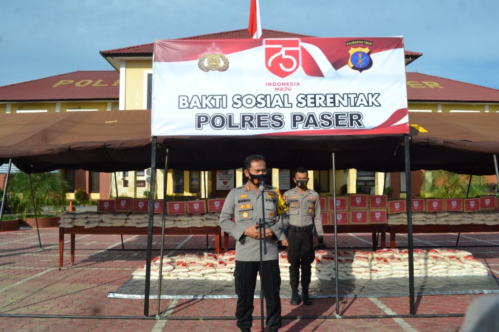Bakti Sosial Serentak, Polres Paser Bagikan 1000 Paket Sembako Kepada Warga Yang Terdampak Covid-19 WhatsApp Image 2020 08 19 at 11.59.05 AM