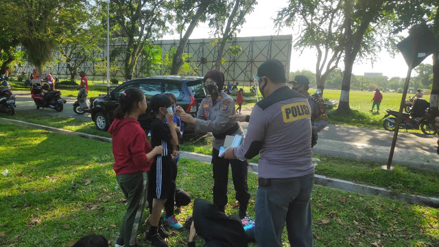Upaya Pendisiplinan Protokol Kesehatan, Polresta Balikpapan Bagikan Masker Kepada Masyarakat WhatsApp Image 2020 08 20 at 08.43.16