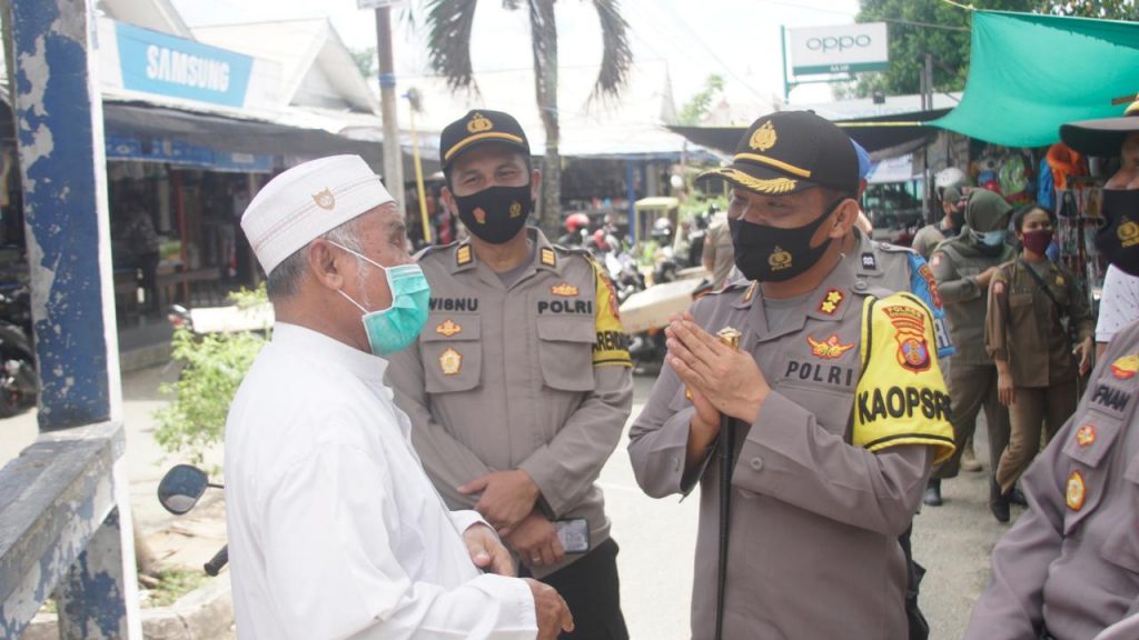 Sambangi Pasar, Kapolres Kukar Sampaikan Protokol Kesehatan dan Bagikan Masker Kepada Warga WhatsApp Image 2020 08 20 at 1.35.25 PM