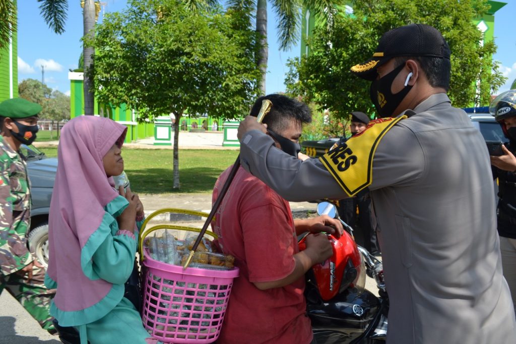 Laksanakan Patroli Gabungan, Kapolres Paser Turun Langsung Bagikan Masker Kepada Masyarakat WhatsApp Image 2020 08 20 at 1.41.33 PM