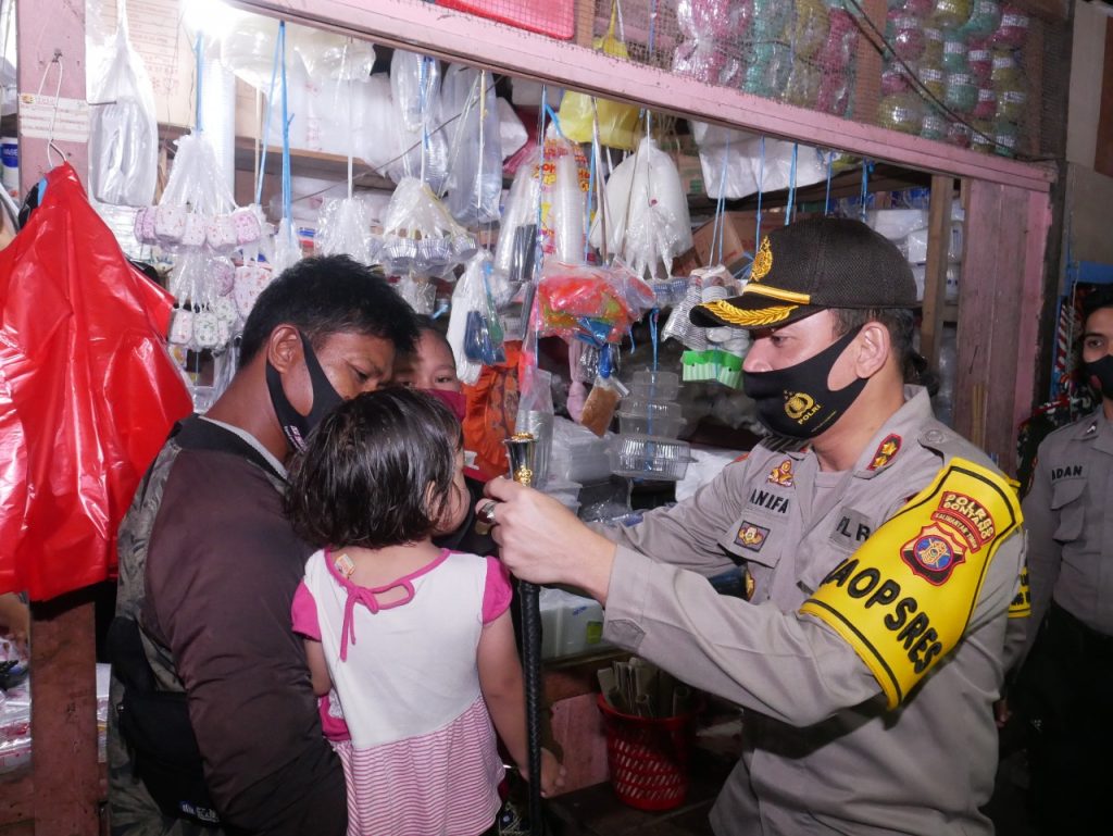 Upaya Pendisiplinan Protokol Kesehatan, Kapolres Bontang Turun Langsung Bagikan Masker Kepada Masyarakat WhatsApp Image 2020 08 22 at 1.36.34 PM
