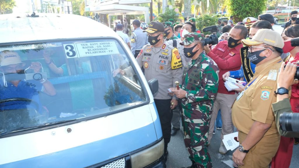 Dukung Perwali Disiplin Protokol Kesehatan, Kapolda Kaltim dan Pangdam VI/Mlw Terjun Langsung Tertibkan Masyarakat di Balikpapan WhatsApp Image 2020 08 24 at 7.26.18 PM