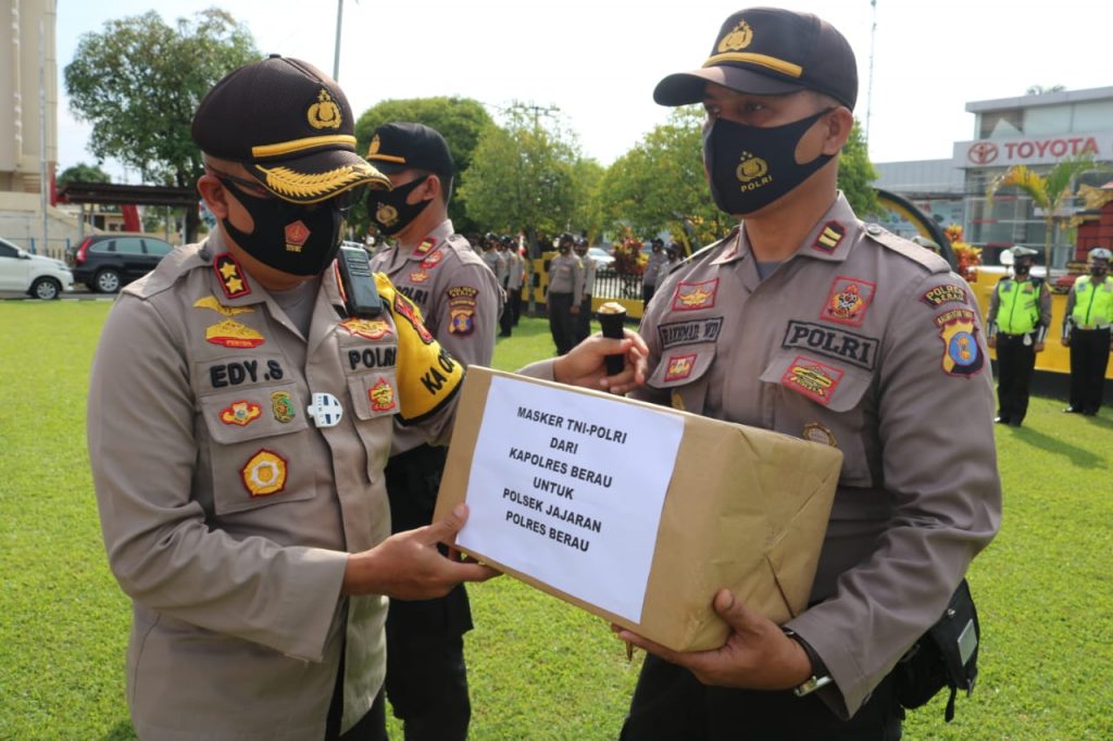 Peduli Kesehatan Personel, Kapolres Berau Bagikan Masker Kepada Polsek Jajaran WhatsApp Image 2020 08 25 at 08.38.35