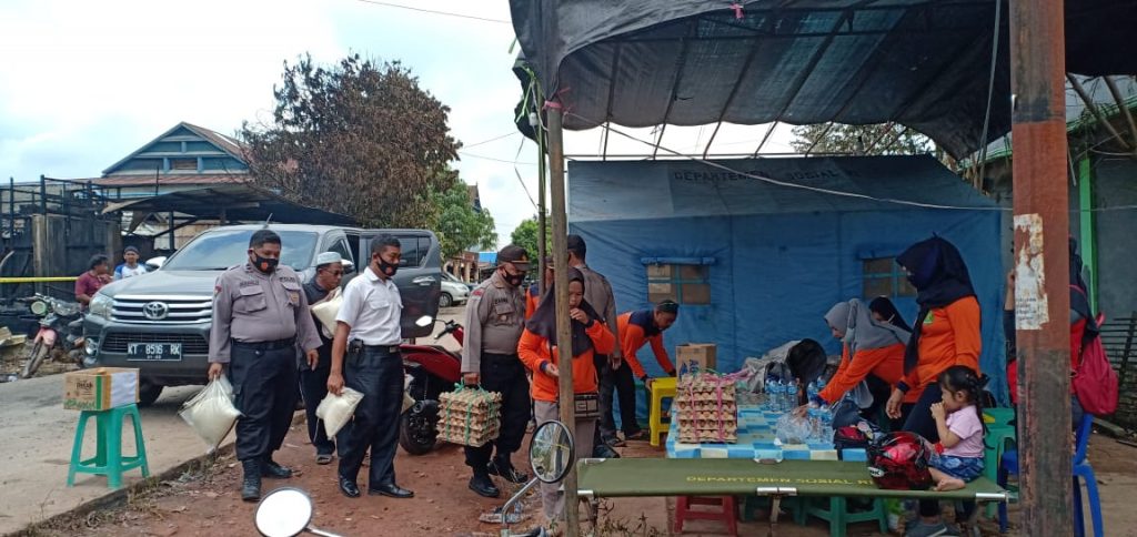 Bentuk Kepedulian Polri, Kapolsek Bengalon Bantu Korban Kebakaran di Desa Sepaso WhatsApp Image 2020 08 26 at 2.06.43 PM