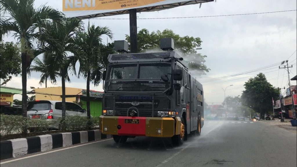 Polres Bontang Kerahkan Mobil Water Canon untuk Penyemprotan Disinfektan WhatsApp Image 2020 08 27 at 07.03.06