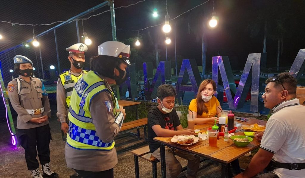 Cegah Penyebaran Covid-19, Polres Kukar Laksanakan Pendisiplinan Protokol Kesehatan Di Tempat Keramaian WhatsApp Image 2020 08 27 at 11.52.20 AM