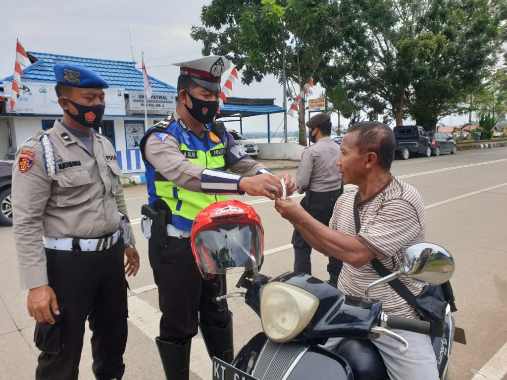 Polres Kukar Sosialisasikan Protokol Kesehatan dan Bagikan Masker Kepada Pengguna Jalan WhatsApp Image 2020 08 27 at 12.21.08 PM