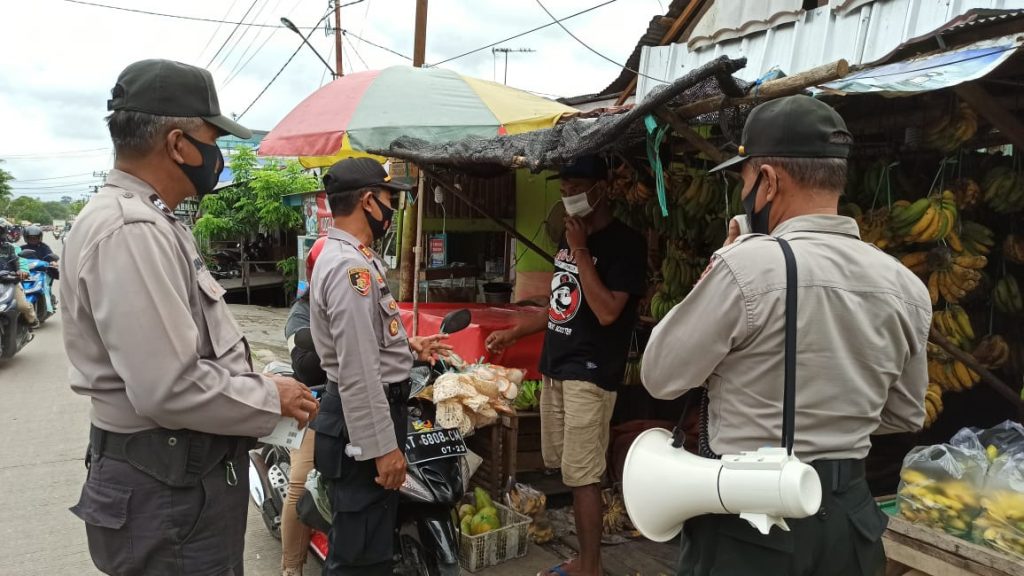 Upaya Pendisiplinan Protokol Kesehatan, Polsek Tenggarong Berikan Himbauan Kepada Masyarakat WhatsApp Image 2020 08 29 at 08.30.39