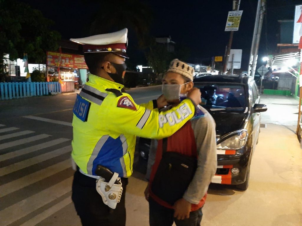 Peduli Penanganan Covid-19, Polres Kukar Bagikan Masker WhatsApp Image 2020 08 31 at 04.39.46