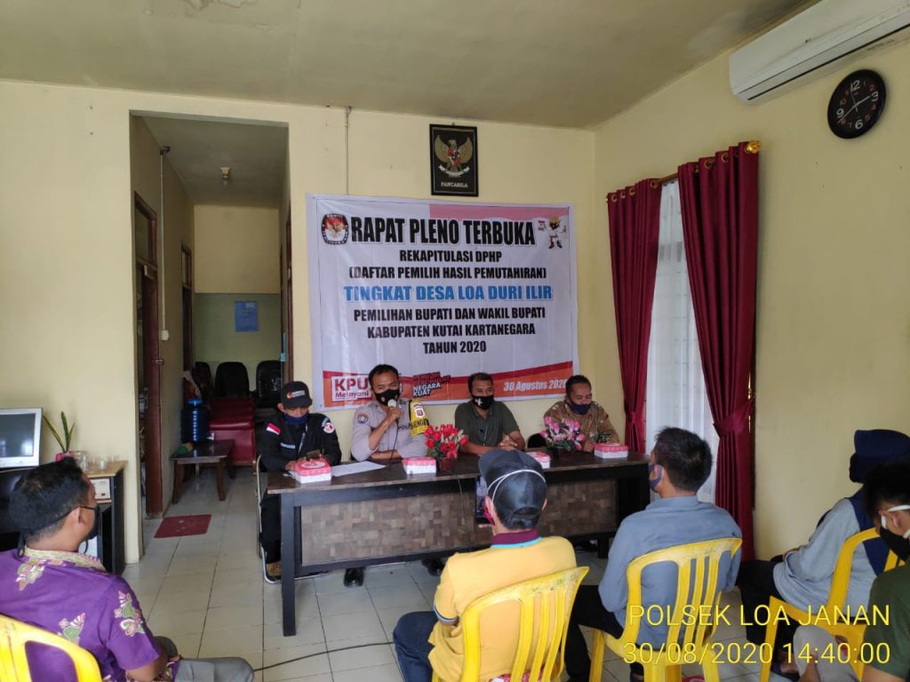 Berikan Rasa Aman, Polisi Kawal Rapat Pleno Terbuka Rekapitulasi DPHP Pilkada 2020 di Desa Loa Duri Ilir WhatsApp Image 2020 08 31 at 11.05.22 AM