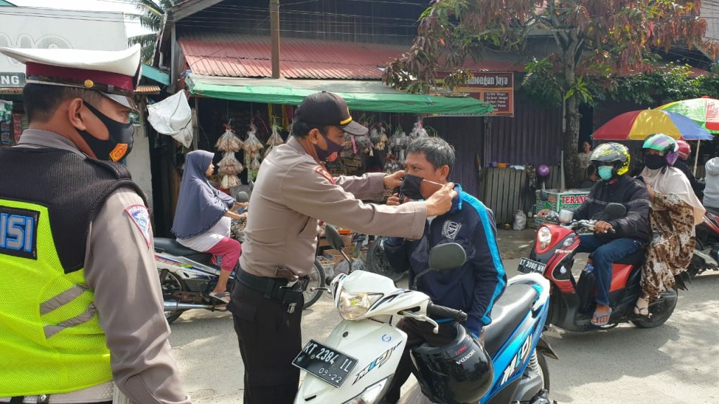 Antisipasi Penyebaran Covid-19, Personil Polsek Sungai Kunjang Beri Himbauan Terkait Protokol Kesehatan 1