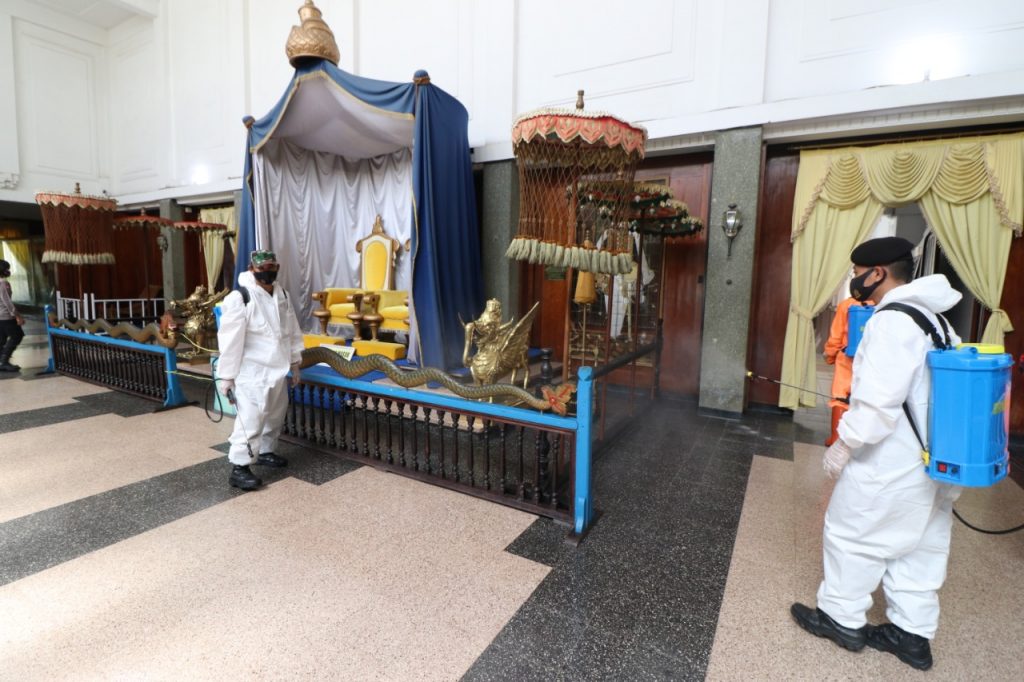 Cegah Penyebaran Covid-19, Polres Kukar Semprotkan Disinfektan di Beberapa Tempat Umum 1 11