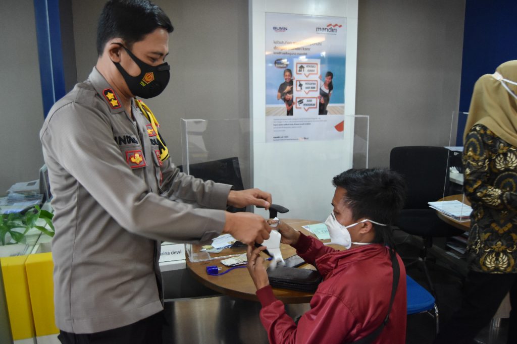 Cegah Penularan Covid-19 di Tempat Umum, Kapolres Kutim Bagikan Ratusan Masker kepada Masyarakat 1 12