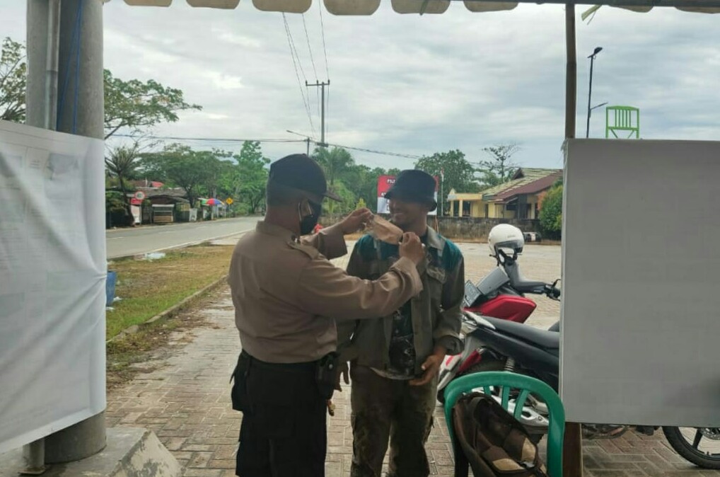 Gencarkan Pelaksanaan Pendisiplinan Protokol Kesehatan dan Pembagian Masker, Polres Kukar Antisipasi Penyebaran Covid-19 1 15