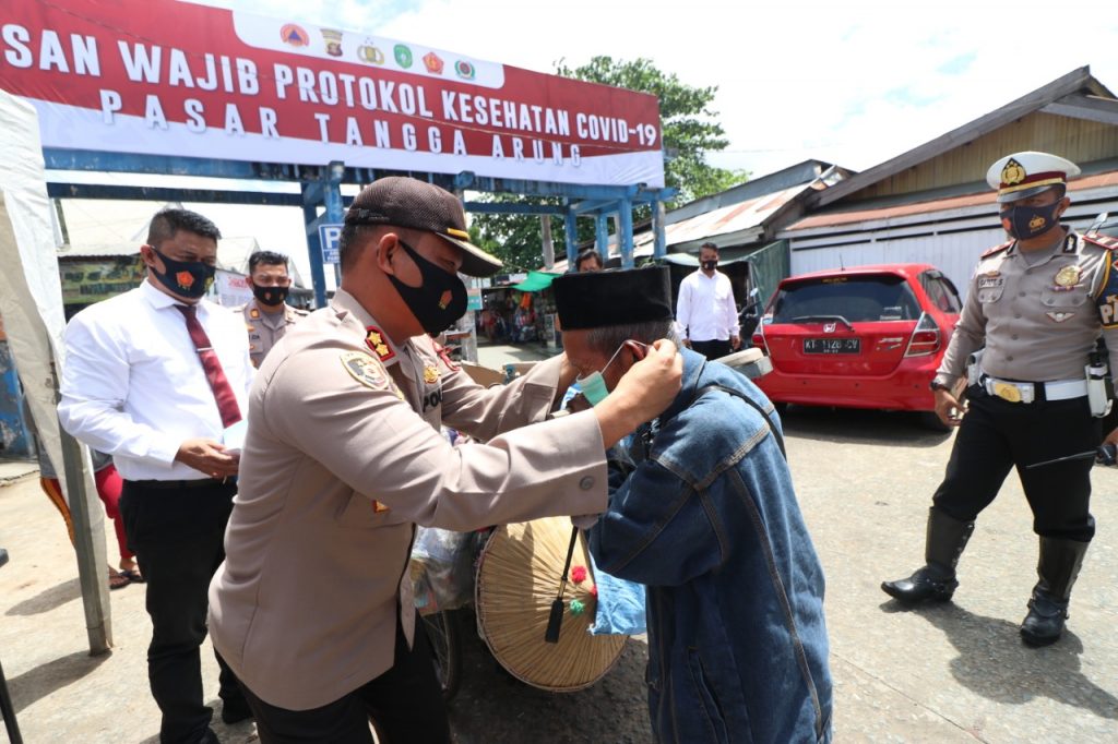 Rangkul Para Tokoh Adat, Kapolres Kukar Kampanyekan Pemakaian Masker Guna Cegah Penyebaran Covid-19 1 7