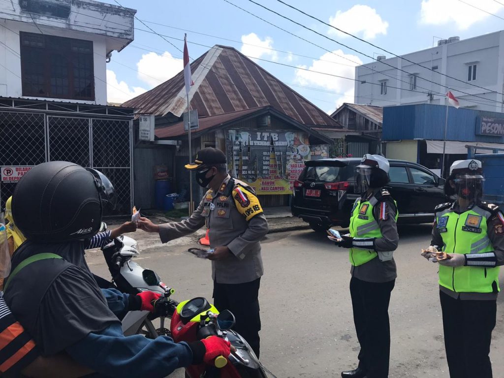 Kampanye Protokol Kesehatan, Polres Berau Bagikan Puluhan Ribu Masker kepada Masyarakat 10 4
