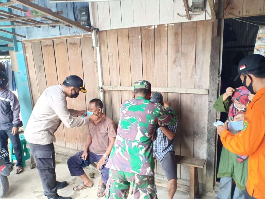 Tekan Penularan Covid- 19 Untuk Pulihkan Ekonomi Nasional, Polres PPU Bagikan Masker kepada Masyarakat 10 5