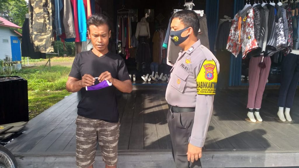 Cegah Penularan Covid-19, Polres Kukar Himbau Protokol Kesehatan dan Berbagi Masker 10 7