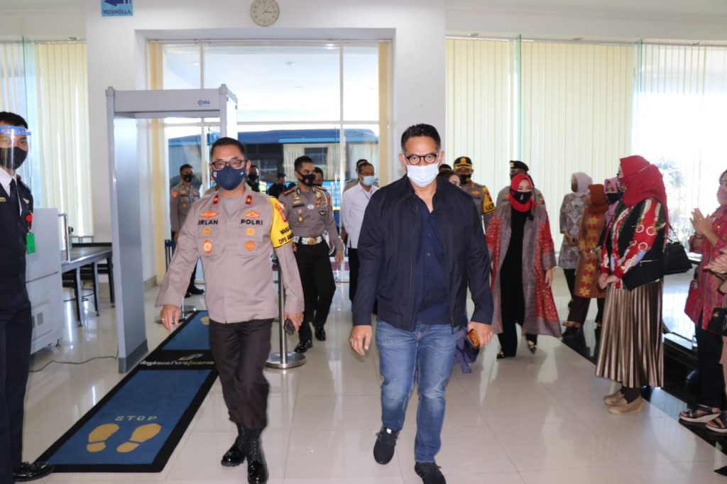 Wakapolda Kaltim Jemput Kedatangan Kadiv TIK Polri di Bandara SAMS Sepinggan Balikpapan 17