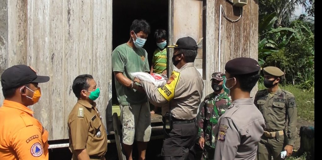 Ditengah Pandemi Covid-19, Polres PPU Bagikan Sembako dan Masker kepada Warga Kurang Mampu 17 4