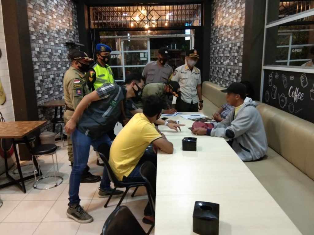 Gelar Patroli Gabungan, Polres Bontang Laksanakan Pendisiplinan Protokol Kesehatan 2 4