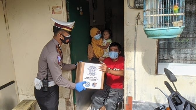 Sambut HUT Polantas ke-65, Polres Bontang Gelar Bakti Sosial Bagi-Bagi Sembako 3 10