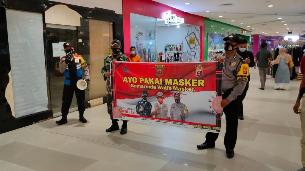 Soliditas TNI-Polri, Polsek Sungai Pinang Bersama Koramil Ilir 0901-02 Bersinergi Dalam Upaya Pencegahan Penyebaran Virus Covid-19 3 3
